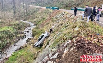 Trabzon'da dere yatağına devrilen otomobildeki 4 kişi yaralandı