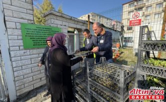 Turhal'da mezarlık ziyaretine giden vatandaşlara çiçek dağıtıldı