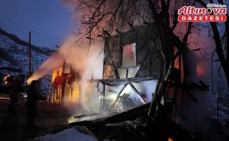 Düzce'de 2 katlı kagir ev yandı