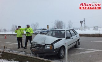 Tokat'ta iki otomobilin çarpıştığı kazada 3 kişi yaralandı