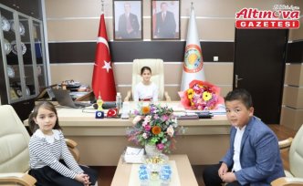 19 Mayıs Belediye Başkanı Topaloğlu koltuğunu çocuklara devretti