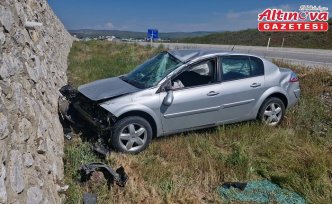 Çorum'da istinat duvarına çarpan otomobildeki 2 kişi yaralandı