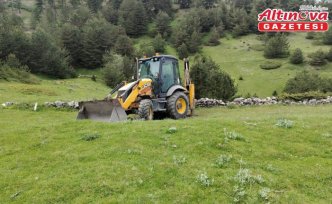 Freni boşalan iş makinesinden atlayan operatör yaralandı