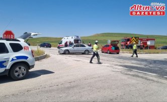 Çorum'da iki otomobilin çarpışması sonucu 4 kişi yaralandı