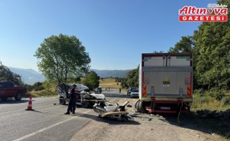 Tokat'ta park halindeki kamyona çarpan araçtaki 2 kişi öldü, 3 kişi yaralandı