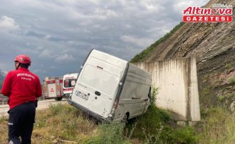 Tokat’ta şarampole devrilen minibüsteki 2 kişi yaralandı