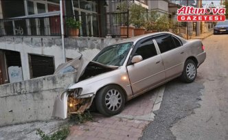 Karabük'te duvara çarpan otomobilin sürücüsü yaralandı