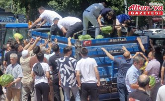 Tokat'ta ölen akrabaları için satın aldıkları 15 ton karpuzu “hayrına“ dağıttılar