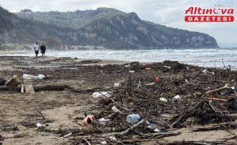 Bartın'da denize sürüklenen atıklar sahilde kirlilik oluşturdu
