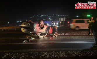 Bayburt'ta refüje çarpıp devrilen otomobildeki 6 kişi yaralandı