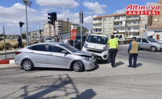 Çorum'da 3 aracın karıştığı kazada 2 kişi yaralandı