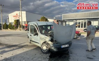 Çorum'da hafif ticari araç ile otomobil çarpıştı, 3 kişi yaralandı