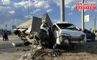 Çorum'da kamyonetle minibüsün çarpışması sonucu 5 kişi yaralandı