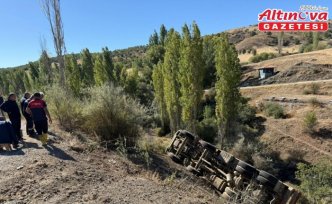 Çorum'da şarampole yuvarlanan taş yüklü kamyonun sürücüsü yaralandı