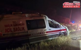 Gümüşhane'de devrilen ambulanstaki 3 sağlık personeli yaralandı