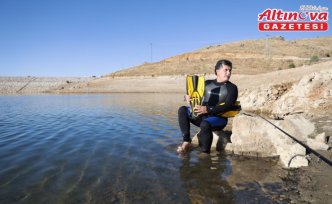 Su tasarrufuna dikkati çekmek isteyen dalgıç barajı yüzerek geçti