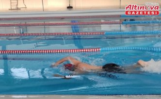 Boyabat'ta yüzücüler Cumhuriyet coşkusu için kulaç attı