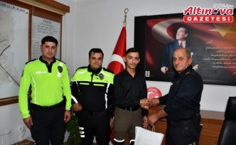 Cezadan sonra kask kullanmaya başlayan kurye, kaza geçirince polise teşekkür etti