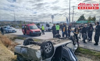Çorum'da devrilen otomobildeki 2 kişi yaralandı