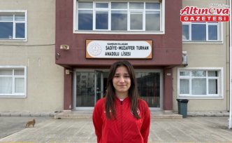 Dünya Kupası'nda üçüncü olan milli bocceci Yağmur Tosun, okulunda çiçeklerle karşılandı