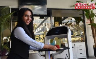 Gümüşhane'de “Garson Abla“ adı verilen robot kafedeki müşterilerin dikkatini çekiyor
