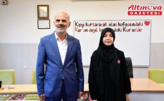 Ladik Belediye Başkanı Topal, Türkiye birincisi Hafize İlbay'a altın taktı