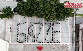 Alaçam'da lise öğrencileri Filistin bayraklarıyla Gazze koreografisi yaptı