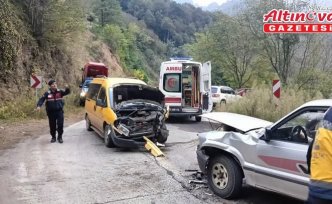 Samsun'da otomobil ile hafif ticari aracın çarpıştığı kazada 3 kişi yaralandı