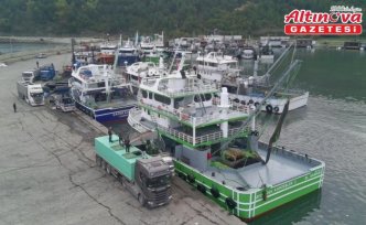 Sinop açıklarında avlanan balıkçılar limana tonlarca hamsiyle döndü