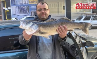 Sinop'ta amatör balıkçı oltayla 6 kilogramlık levrek yakaladı