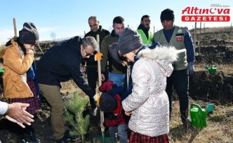 Ardahan'da öğrenciler “Yeşil vatan“ için fidanları toprakla buluşturdu