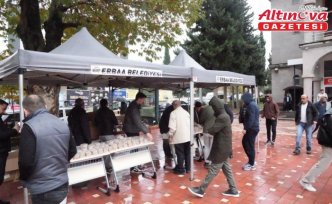 Erbaa Belediyesi şehitler için helva dağıttı