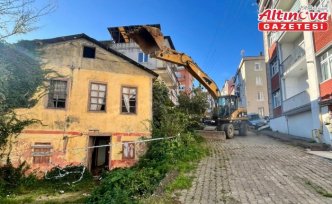 Giresun'da metruk binaların yıkımı sürüyor