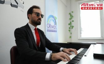 Ordu'da görme engelli genç belediyenin düzenleği kursta piyano öğrendi