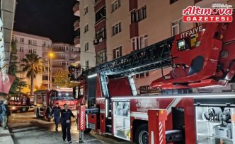 Bafra'da 7 katlı binanın çatı katında çıkan yangın söndürüldü