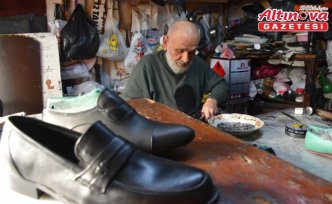 Trabzonlu usta 60 yıldır el emeğiyle deri ayakkabı imal ediyor