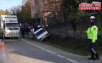 Türkeli’de su kanalına devrilen otomobildeki bir kişi yaralandı