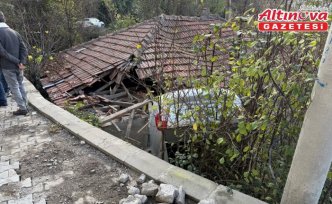 Zonguldak'ta otomobil kullanılmayan bir evin çatısına düştü