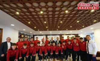 Akçaabat Belediye Başkanı Ekim, dereceye giren öğrencileri ağırladı