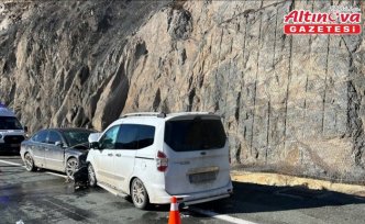 Artvin'de otomobil ile kamyonetin çarpıştığı kazada 4 kişi yaralandı