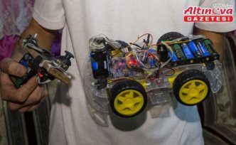 Bolu'da teknoloji meraklısı liseli genç ile köy imamı kumandalı mini araba üretti