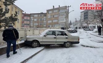 Gümüşhane'de araçların buzlu yolda kayması kameraya yansıdı