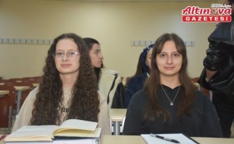 İkiz kardeşlerin eğitim hayatı üniversitede de aynı sırada devam ediyor