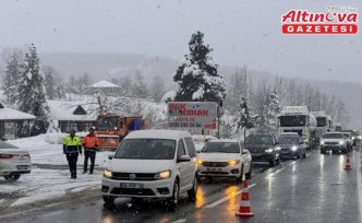Kar yağışının etkili olduğu Bolu Dağı'nda arızalanan tır ulaşımı aksattı