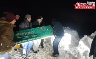 Kastamonu'da kar nedeniyle kapanan köy yolu cenaze için açıldı