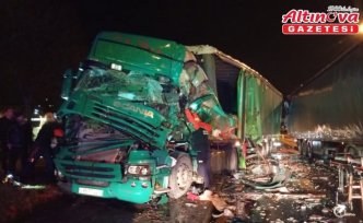 Rize'de tırın kırmızı ışıkta bekleyen tıra çarptığı kazada 1 kişi yaralandı