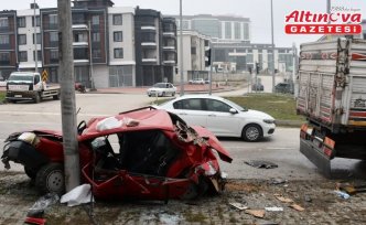 Samsun'da kamyon ile otomobilin çarpıştığı kazada 4 kişi yaralandı