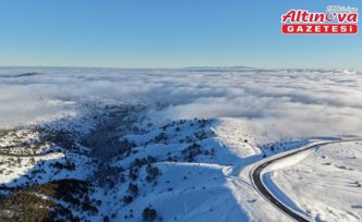 Alaçam'da kar altındaki Dürtmen Dağı'nda oluşan sis dronla görüntülendi