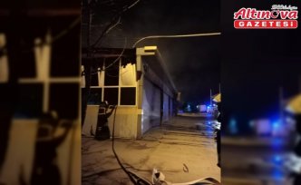 Serviste park halindeki araçta çıkan yangın söndürüldü