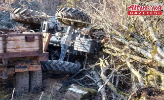 Sinop'ta dereye devrilen traktördeki 3 kişi yaralandı